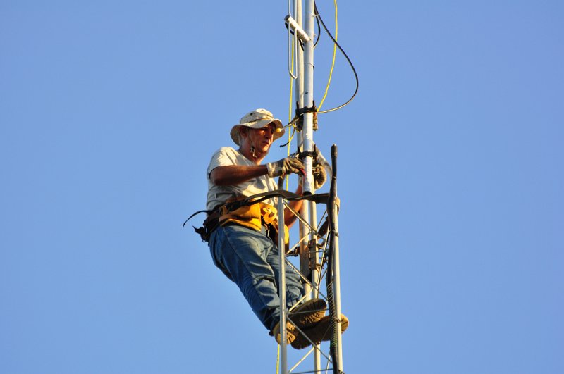 Bob-K4NBC Raising New Antenna 21.jpg